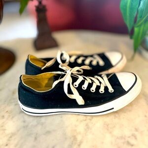 EUC classic Converse Black and White Low-Top Chuck Taylor All Stars Sz 9